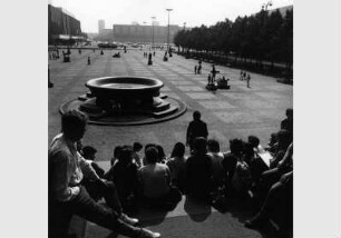 Besucher an der Freitreppe des Alten Museums mit Blick auf Skulpturen im Lustgarten