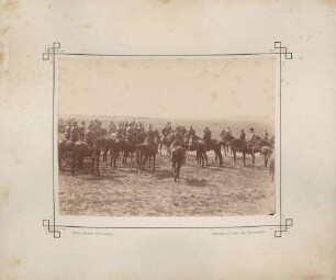 Exerzierfeld, Großherzog Friedrich I. zu Pferd inmitten berittener Uniformierter.