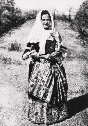 Quartu Sant’Elena. Sardinien. Italien. Junge Frau in Volkstracht (Kopftuch und blumenbesticktes Kleid)