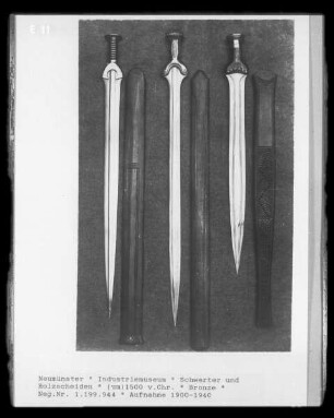 Historische Waffen der Bronzezeit: Schwert und Holzscheide