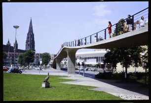 Freiburg: Karlssteg mit Münster, von unten