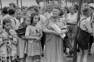 Pionierrepublik "Ernst Thälmann" in Wuhlheide : Rosa Thälmann mit Pionieren im Zeltlager