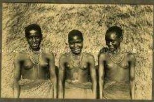 Drei junge Wadschagga-Frauen mit freien Oberkörpern