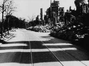Szene aus dem sowjetischen Dokumentarfilm "Die Befreiung Dresdens": Kriegszerstörte Bürgerwiese mit Einmündung zur Lüttichaustraße (rechts)