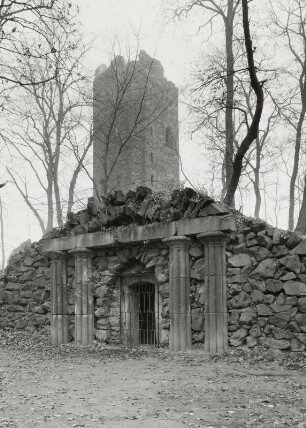 Künstliche Ruine : Machern (Muldentalkreis), Schlosspark (1760 begonnen, 1782/1799; E.W.Glasewald), Künstliche Ruine, sogenannte Ritterburg, mit Grottenzugang 1795/1796