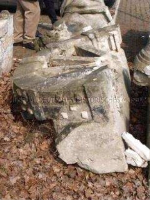 Fragment einer Zeughaus-Bauplastik: Teil eines Lafettenrades (Dachbalustrade, Ostseite) ???