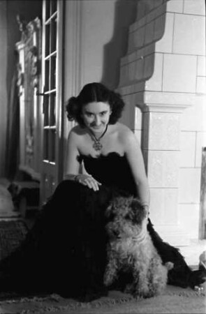 Bukarest: Frau Oghina, sitzend mit Hund