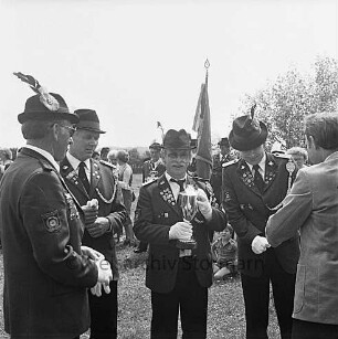 Schützenverein Redderschmiede e.V.: Vorplatz der Schützenhalle: Schützenfest: Siegerehrung im Mannschaftswettbewerb: die Siegermannschaft des Schützenvereins Redderschmiede mit dem Wanderpokal