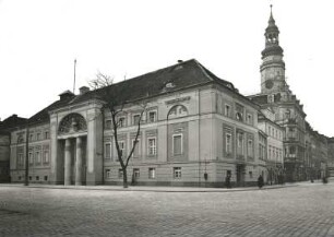 Glogau, Stadttheater : Glogau (Glogow/Polen). Stadttheater am Markt und Rathausturm (Haube 1720). Ansicht von Südosten