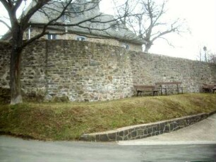 Eibach-Ansicht von Südwesten mit Kirche (im Kern Neubau 17 Jh) über Kirchhofmauer im Verlauf nach Osten (Wehrgang im späten 18 Jh abgetragen)