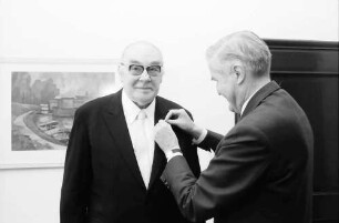 Freiburg: Regierungspräsidium; Bundesverdienstkreuz für Schachmeister Friedrich Stork durch Vizepräsident Bittighofer