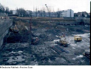 Baustelle Sächsische Landesbibliothek - Staats- und Universitätsbibliothek Dresden, Zentralbibliothek. Baugrube mit Rampe für Baumaschinen während Gründungsarbeiten. Im Hintergrund Fraunhofer-Institut für Verkehrs- und Infrastruktursysteme Zeunerstraße 38 : Dresden-Räcknitz, Zellescher Weg 18. Baustelle Sächsische Landesbibliothek - Staats- und Universitätsbibliothek Dresden, Zentralbibliothek. Baugrube mit Rampe für Baumaschinen während Gründungsarbeiten. Im Hintergrund Fraunhofer-Institut für Verkehrs- und Infrastruktursysteme Zeunerstraße 38