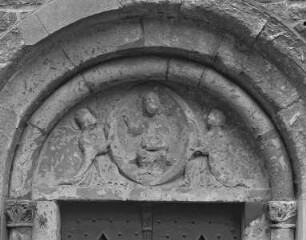 Christus in der Mandorla von zwei Engeln umgeben