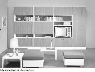 Anbauwand : Wohnzimmermöbel. Anbauwand (1973; Möbelkombinat Nord (MKN)). Ansicht mit Hockern und Beistelltischen