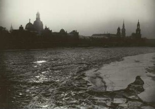 Dresden, Blick von der Carolabrücke elbabwärts über die Elbe auf die Altstadt mit tauendem Eisstand