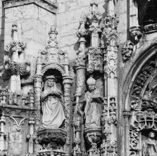 Figürlich gestaltete Portalrahmung mit Heiligen und Bischöfen