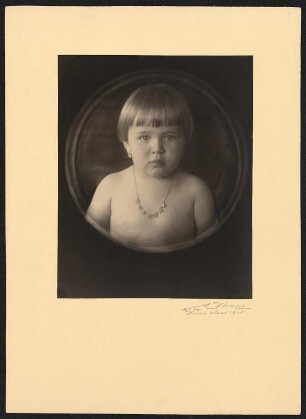 Dresden, Porträt eines jungen Mädchens : Dresden. Porträt eines jungen Mädchens, aufgenommen im Fotostudio Adolf Dous