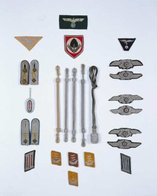 26 Militärabzeichen der Wehrmacht: Schulterklappen, Kragenspiegel und Fangschnüre (Archivtitel)