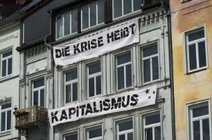 St. Pauli, Hafenstraße. Ehemals besetzte Häuser. Protestbanner zum Thema Katitalismus: Die Krise heißt Kapitalismus. 05.2012