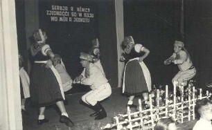 Fastnachtsspiel des sorbischen Volkskunstensembles in Radibor: Tanzgruppe Schleifer Tracht : Předstajenje póstniskeho programa Serbskeho ludowe ansambla w Radworju