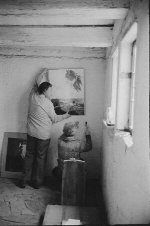 Höfgen. Akt-Pleinair 1979. Roger Rössing beim Hängen der Bilder
