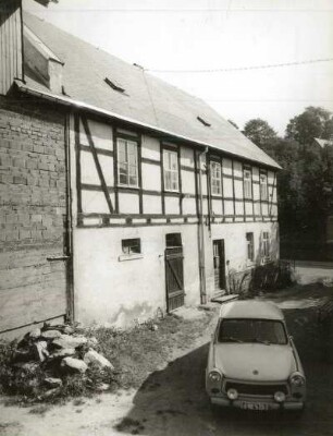 Beierfeld (Kreis Schwarzenberg), August-Bebel-Straße 51. Gehöft. Wohnstallhaus. Hofansicht