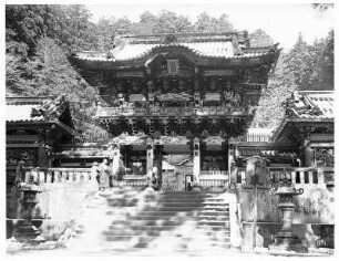 Nikkō, Japan. Tōshō-gū (1617 begonnen). Zweistöckiges (zweites) Haupttor Yomei-mon (Higurashi-mon, "Tor des Sonnenlichts"; 1636) mit Freitreppe