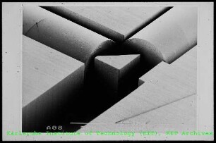 Rasterelektronenmikroskop (REM)-Aufnahme eines optischen Strahlteilers des Instituts für Mikrostrukturtechnik (IMT)