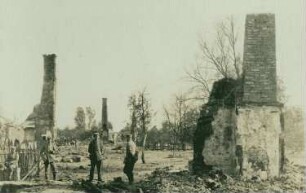 Soldaten in den Ruinen einer vollkommen zerschossenen Kirche