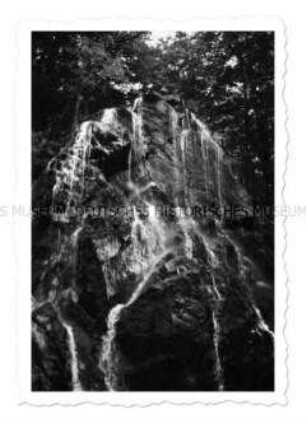Imitation eines alten Fotos: Blick auf einen Felsen mit Wasserfall (Altersgruppe 14-17)