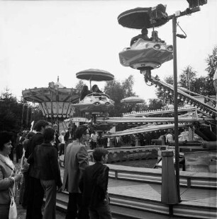Volks- und Schützenfest: Schützenverein Klein Wesenberg und Umgebung von 1919 e.V.: Festplatz "Wesenberger Tannen": vorn Fahrgeschäft "Telecombat" mit "Raumfahrtgondel": links Besucher: dahinter Kettenkarussell