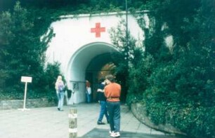Jersey. Eingang zum German Underground Hospital mit dem Roten Kreuz gekennzeichnet