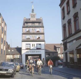 Holzminden. Die Fahrradgruppe durchradelt das Stadtor (Reichspräsidentenhaus, erb. 1929)