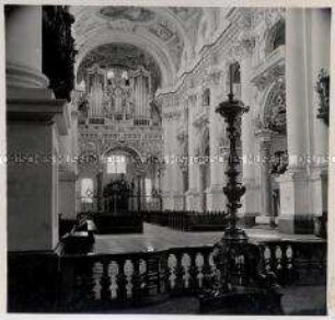 St. Florian, Stiftskirche, Blick vom Altarraum ins Kirchenschiff zur Orgel