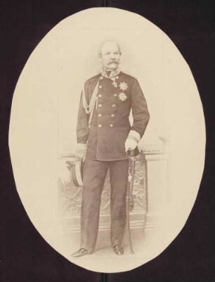 Prinz Friedrich von Württemberg, stehend in Uniform eines Generals der Kavallerie, in Halbprofil