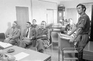 Informationsbesuch von Oberbürgermeister Otto Dullenkopf beim Fernmelderegiment 12 in Neureut