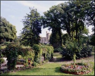 Potsdam, Park Babelsberg, Pleasureground mit Blumenbeeten, im Hintergrund das Schloss.