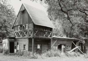 Ohorn, Rittergut, Park : Ohorn. Ehemaliges Rittergut (18. Jahrhundert), Am Pflegeheim 2. Holzhaus im Park (Bestandteil des "Wendischen Dorfes" an der Kunstgewerbeausstellung 1896 in Dresden)