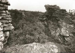 Erzgebirge. Greifensteine bei Ehrenfriedersdorf (in Bänken verwitterter Granit). Naturtheater