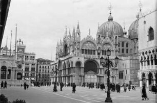 Reisefotos Italien. Venedig, Markusplatz. Blick vom Piazetta auf Uhrturm (Torre dell'Orologio) (1496-1499; 1755 Aufstockung; G. Massari) und Markusdom