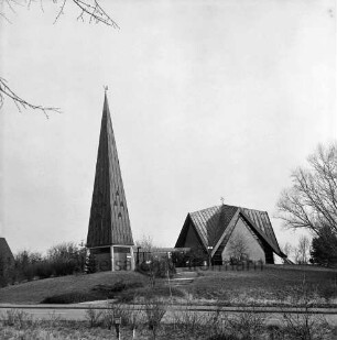Rethwischdorf: Kirchberg: Christuskirche: Außenansicht von Westen: vorn Sträucher: rechts Baum