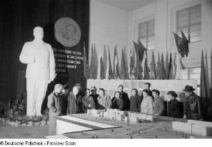 Blick in die Halle mit einer Statue von Stalin und einem Modell der Stalinallee