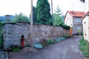 schmaler Weg, Häuser und lange Kalksteinmauer