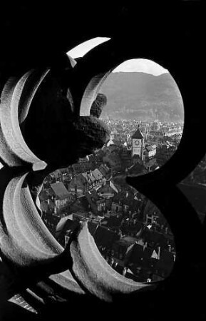 Freiburg i. Br.: Blick vom Münster auf Oberlinden durch Rosettenausschnitt