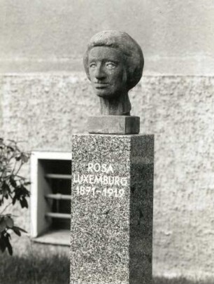 Büstendenkmal für Rosa Luxemburg : Büstendenkmal für Rosa Luxemburg. Kunststein?, Granit (um 1970?). Meißen-Lercha, Köhlerstraße 1