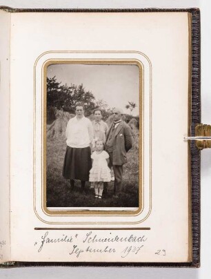 Albumseite mit Familienporträt : Fotoalbum der Familien Ahlsvede (Reick) und Schneidenbach. Ledereinband, geprägt mit Goldschnitt und Metallschließe; 14,7 x 11,5 x 3,5 cm (um 1890, bestückt ab 1926). Dresden: SLUB/DF 2017.A.355