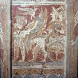 Sarkophag von Agia Triada : Iraklion. Archäologisches Museum. Sarkophag von Agia Triada, Schmalseite, um 1400 v. Chr. Kalkstein, bemalt. Totenvogel und Jenseitswagen, von Greifen gezogen
