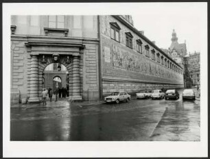 Stallhof mit Fürstenzug, im Hintergrund das Residenzschloss