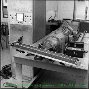 Montage des Tragerohrs von supraleitenden Quadrupolen des Instituts für Experimentelle Kernphysik (IEKP)