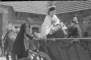 Hochzeitsgäste in Hoyerswerdaer Tracht in Groß Zeißig. : Kwasarjo we Wojerowskej narodnej drasće na kwasu we Wulkim Ćisku.